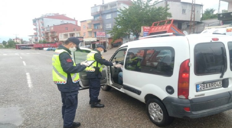 Giresun'da Jandarma Trafik Ekipleri Kolonya ve Şeker Dağıttı