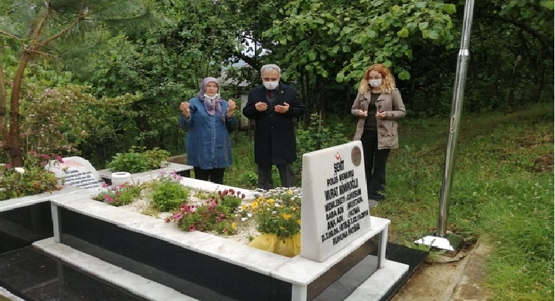 Giresun'da şehit aileleri şehit yakınlarının mezarlarını ziyaret edip, dua ettiler.