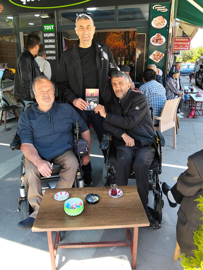 Gazeteci-Yazar Serdar Kara’dan Ünal Odabaş’a Anlamlı Hediye